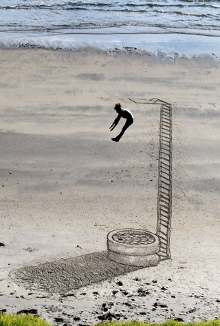 Illustration for article titled These 3D sand drawings create fun trippy illusions on the beach
